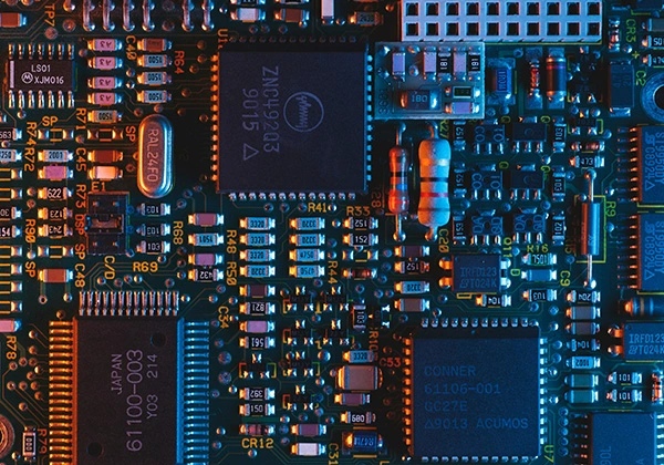 مثبتات المعدات الإلكترونية